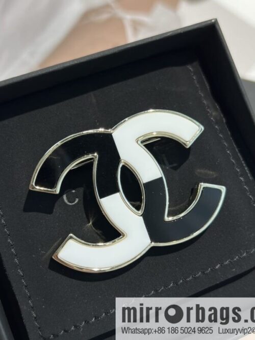 wsxc1672750116600_0-800x8001o01yw2zb33198441_20250709035225.jpg New ☑️ Chanel double c black and white brooch