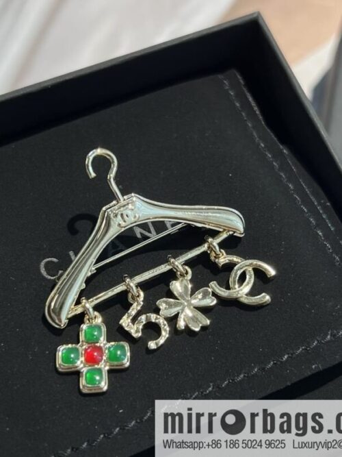 wsxc1672750118167_0-800x8002f1yugpsekx198430_20250709035205.jpg New ☑️ Chanel double c hanger fringed brooch
