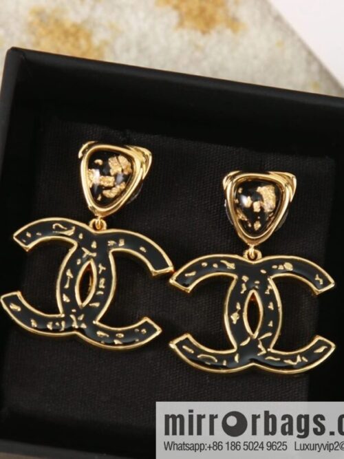 wsxc1673009983554_0-800x800sp4vvejf5qr198321_20250709034834.jpg New ☑️ Chanel c2 double c triangle gold edge stud earrings