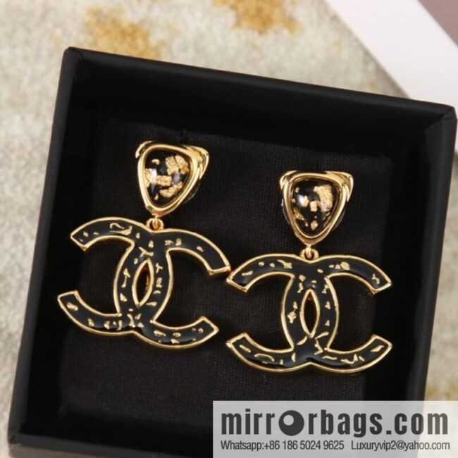 wsxc1673009983554_0-800x800sp4vvejf5qr198321_20250709034834.jpg New ☑️ Chanel c2 double c triangle gold edge stud earrings
