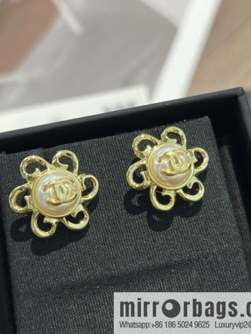 wsxc1673009987030_0-800x800o2xx0pm3z5x198299_20250709034755.jpg New ☑️ Chanel c1 double c gold flower stud earrings