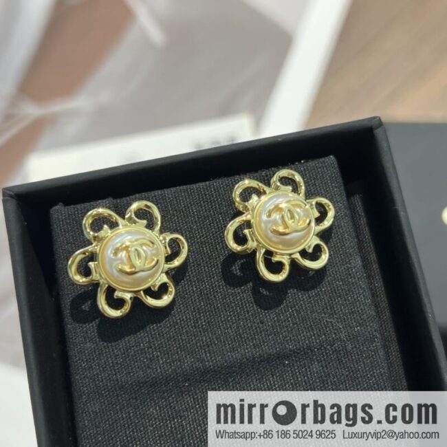 New ☑️ Chanel c1 double c gold flower stud earrings