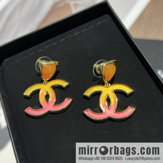 New ☑️ Chanel c2 double c gradual change pink stud earrings