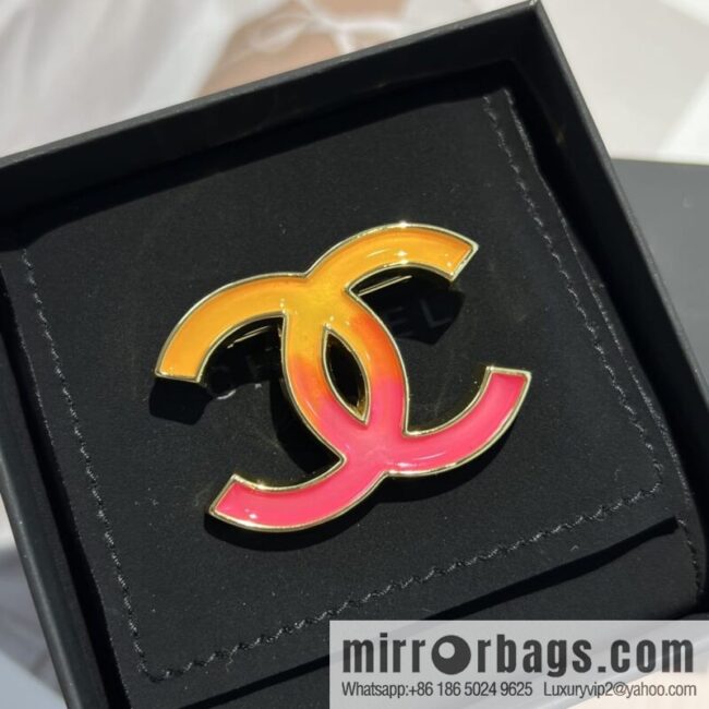 New ☑️ Chanel double c gradual change pink brooch