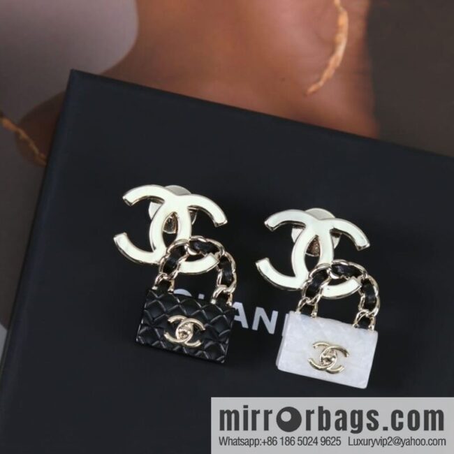 New ☑️ Chanel double c lock bag brooch