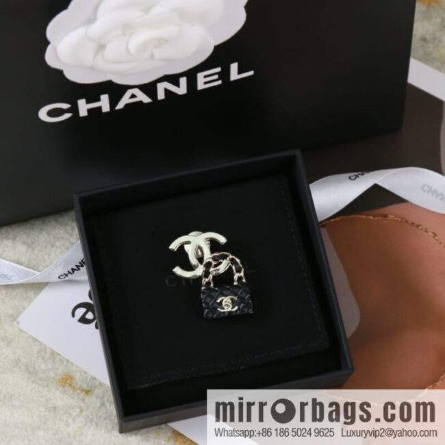 New ☑️ Chanel double c lock bag brooch