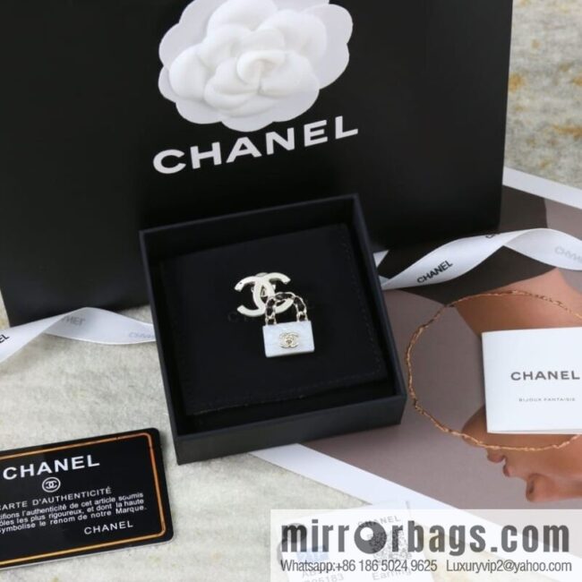 New ☑️ Chanel double c lock bag brooch