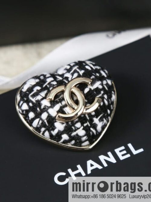 wsxc1675422675370_0-800x800kivy0aasl52195146_20250709021432.jpg New ☑️ Chanel double c editing wool love peach heart brooch