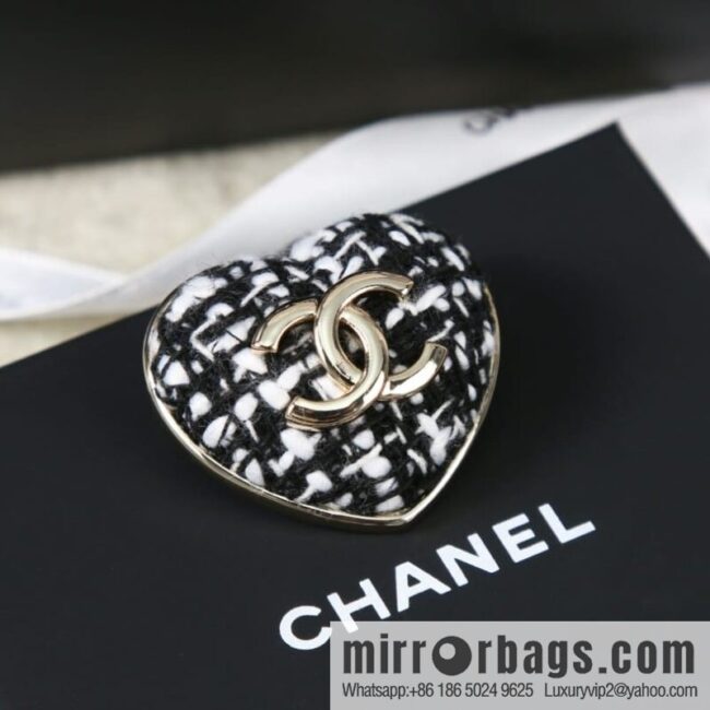 New ☑️ Chanel double c editing wool love peach heart brooch