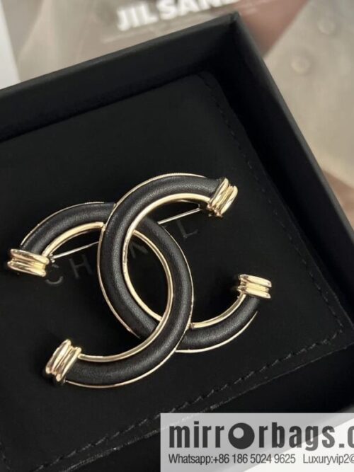 wsxc1675602126330_0-800x800bkhecjekdit194988_20250709020932.jpg New ☑️ Chanel double c black leather brooch necklace