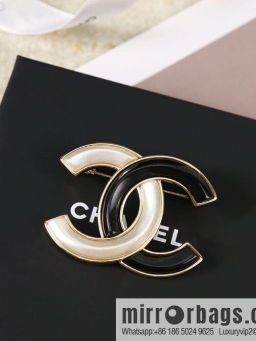 wsxc1675602129034_0-800x8005whtfwdmata194968_20250709020850.jpg New ☑️ Chanel double c black and white brooch