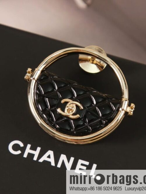 wsxc1676636736703_0-800x800u3hm4lyndtn194180_20250709014315.jpg New ☑️ Chanel double c round brooch