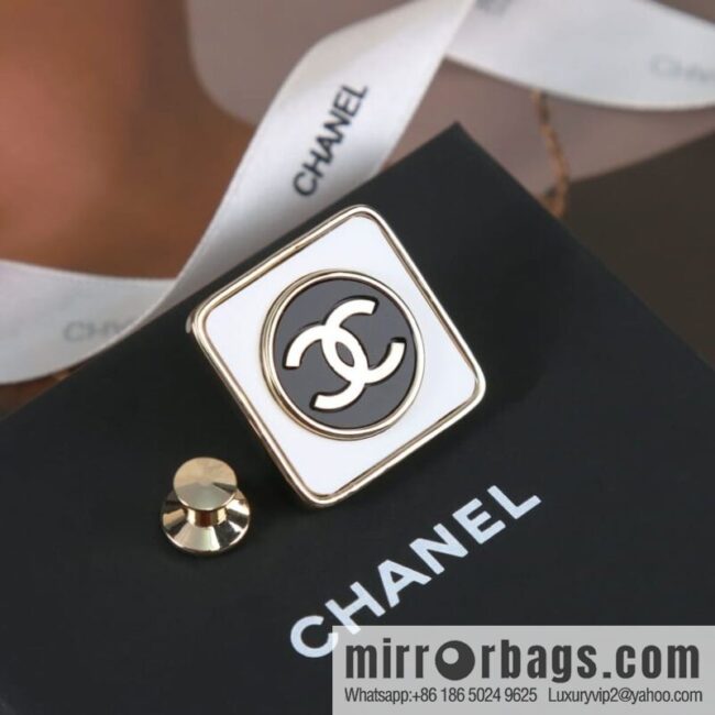 New ☑️ Chanel double c square brooch