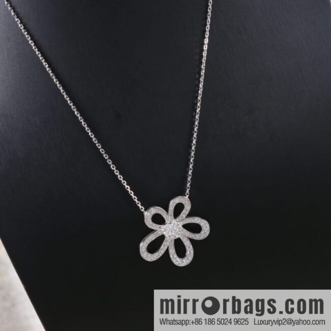 wsxc1676982342254_0-800x800blbsbr0pbuq191135_20250709001201.jpg Van Cleef & Arpels Rose de Noel Diamond flower necklace earrings