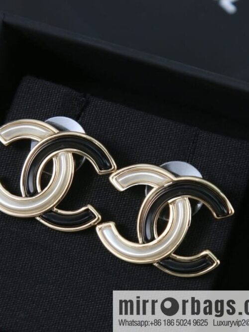 wsxc1677241376868_0-800x8003oscnclf1ll190933_20250709000538.jpg New ☑️ Chanel c1 double c black and white stud earrings