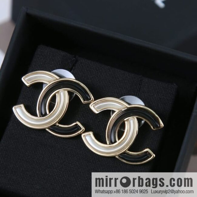 wsxc1677241376868_0-800x8003oscnclf1ll190933_20250709000538.jpg New ☑️ Chanel c1 double c black and white stud earrings