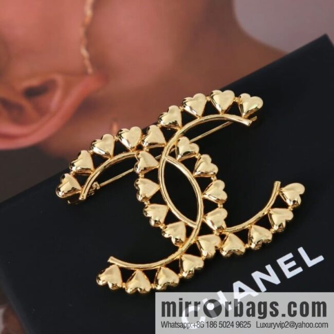 New ☑️ Chanel gold brooch