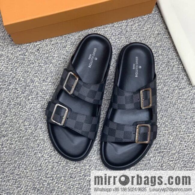 LV/Louis Vuitton features classic PVC men\'s sandals with black outsoles