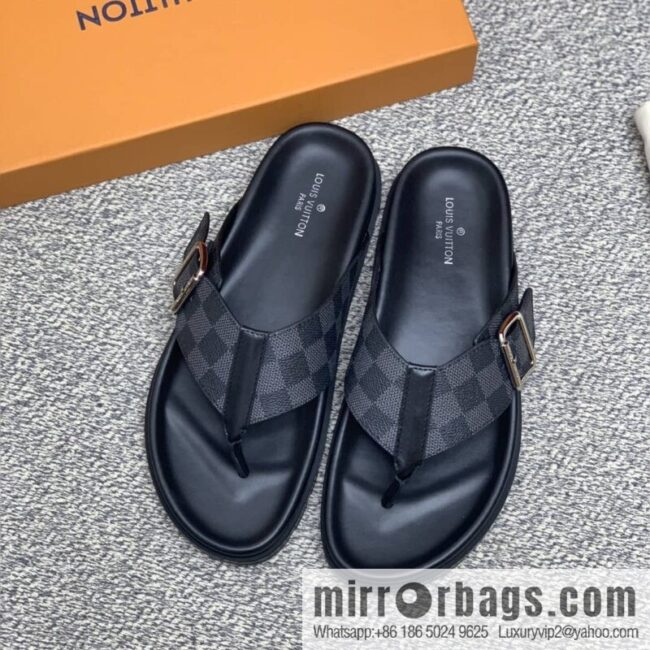 LV/Louis Vuitton features classic PVC men\'s sandals with black outsoles