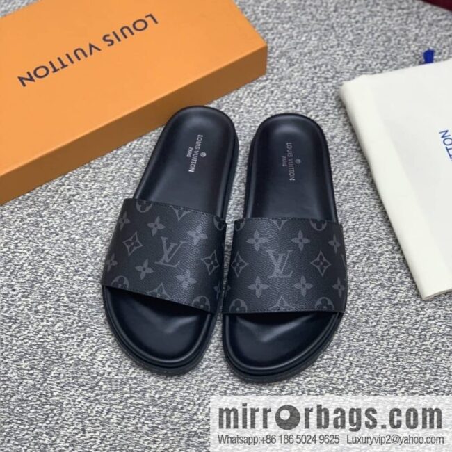 LV/Louis Vuitton features classic PVC men\'s sandals with black outsoles