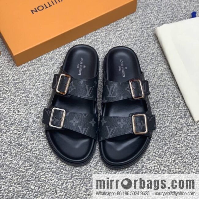 LV/Louis Vuitton features classic PVC men\'s sandals with black outsoles