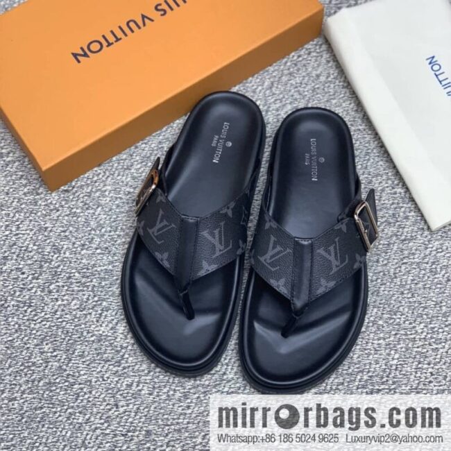 LV/Louis Vuitton features classic PVC men\'s sandals with black outsoles