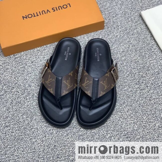 LV/Louis Vuitton uses classic PVC with black outsoles to form men\'s sneakers