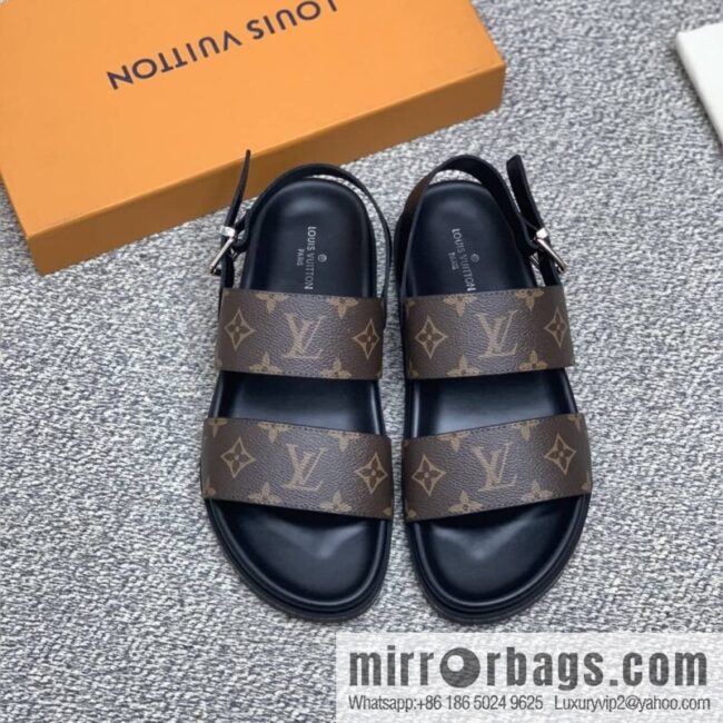 LV/Louis Vuitton uses classic PVC with black outsoles to form men\'s sneakers