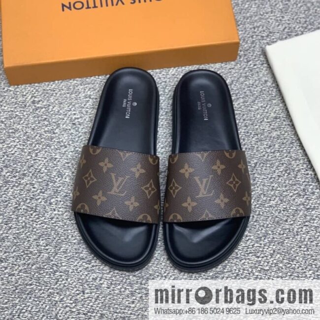 LV/Louis Vuitton uses classic PVC with black outsoles to form men\'s sneakers