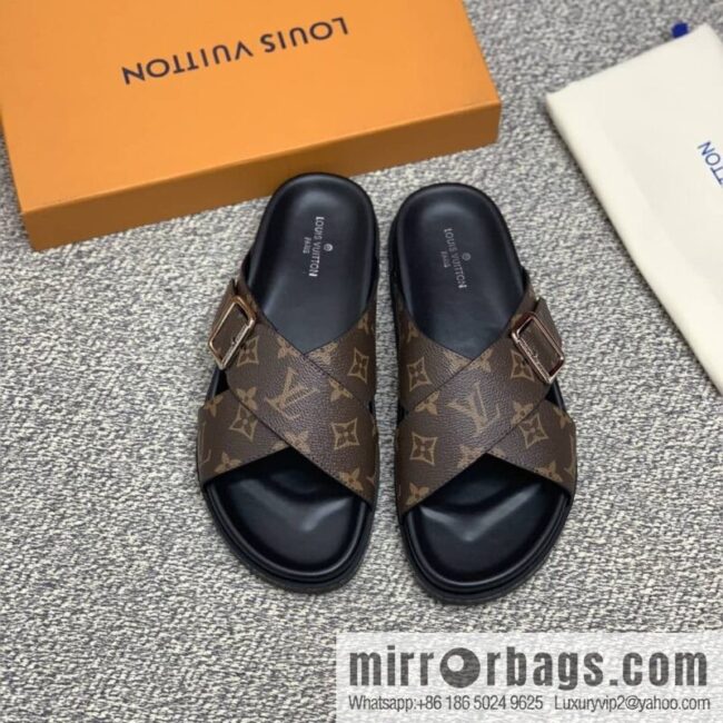LV/Louis Vuitton uses classic PVC with black outsoles to form men\'s sneakers