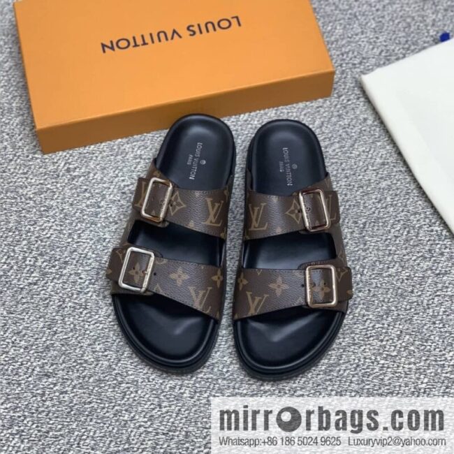 LV/Louis Vuitton uses classic PVC with black outsoles to form men\'s sneakers