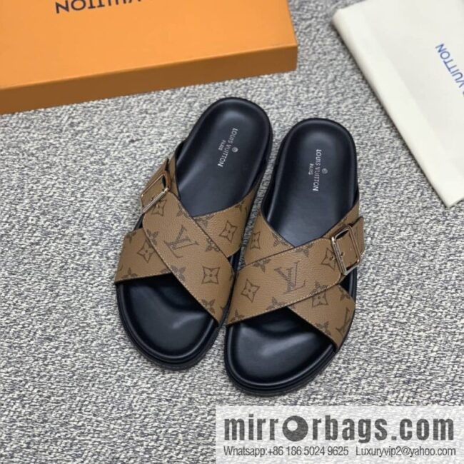 LV/Louis Vuitton features classic PVC men\'s sneakers with black outsoles