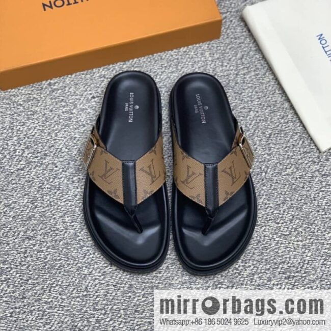 LV/Louis Vuitton features classic PVC men\'s sneakers with black outsoles