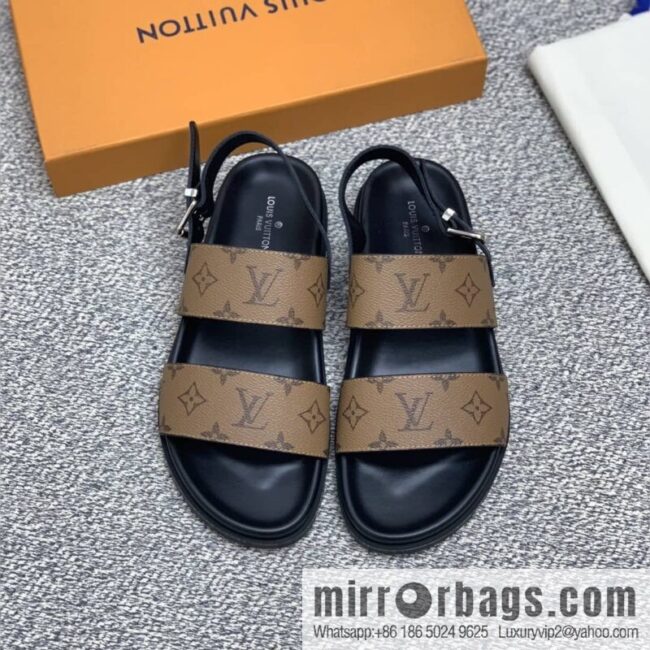 LV/Louis Vuitton features classic PVC men\'s sneakers with black outsoles