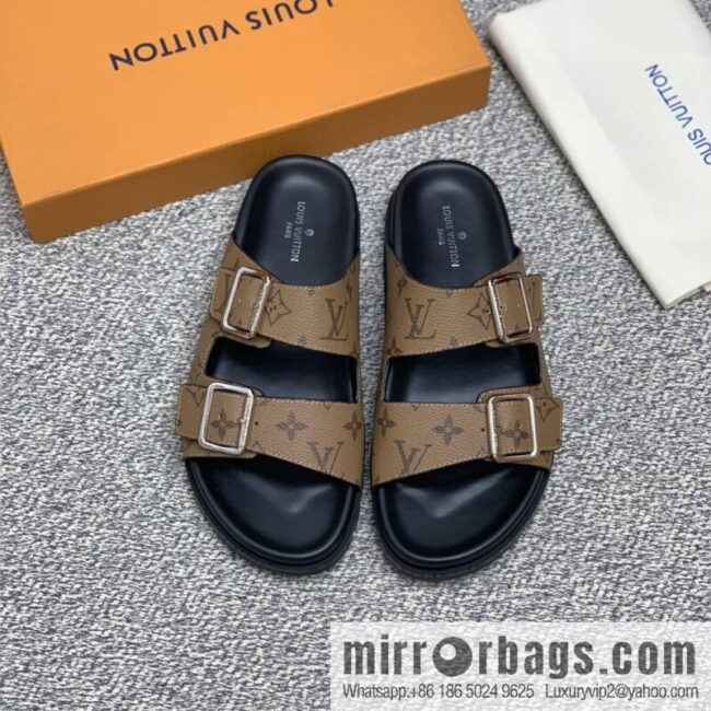 LV/Louis Vuitton features classic PVC men\'s sneakers with black outsoles