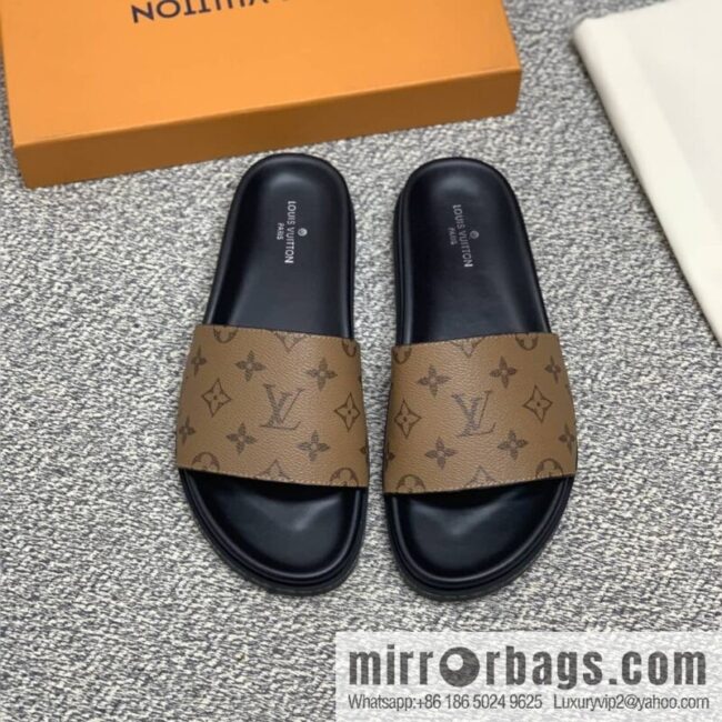 LV/Louis Vuitton features classic PVC men\'s sneakers with black outsoles
