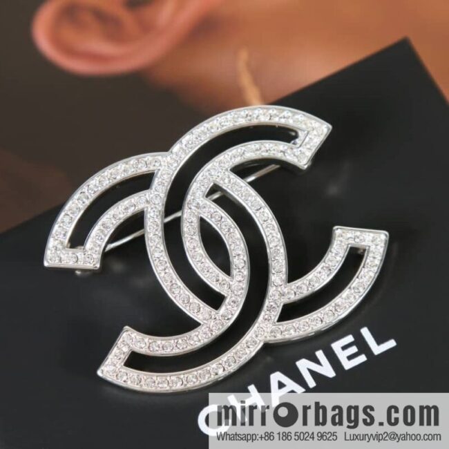 New ☑️ Chanel cut-out full drill double c brooch