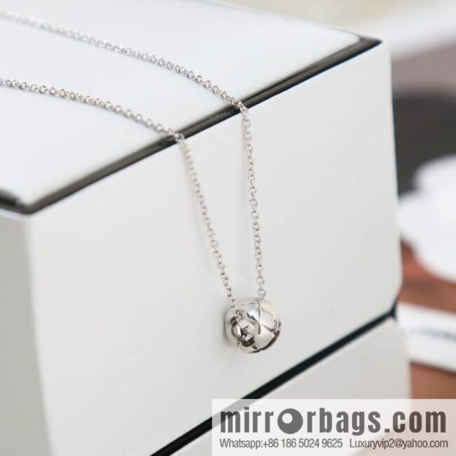 New ☑️ Chanel 2022 COCO CRUSH diamond small golden bean necklace