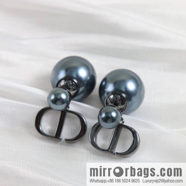 New ☑️ Dior black size pearl stud earrings