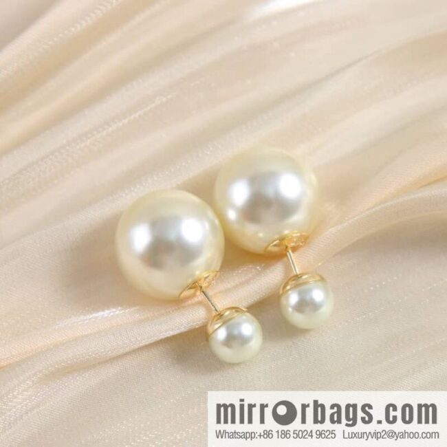 New ☑️ Dior size pearl CD stud earrings