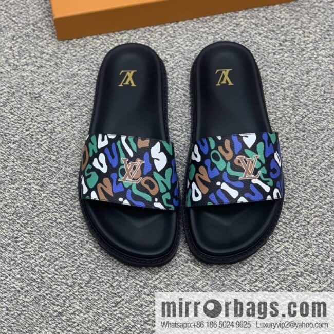 LV/Louis Vuitton features classic PVC men\'s sandals with black outsoles