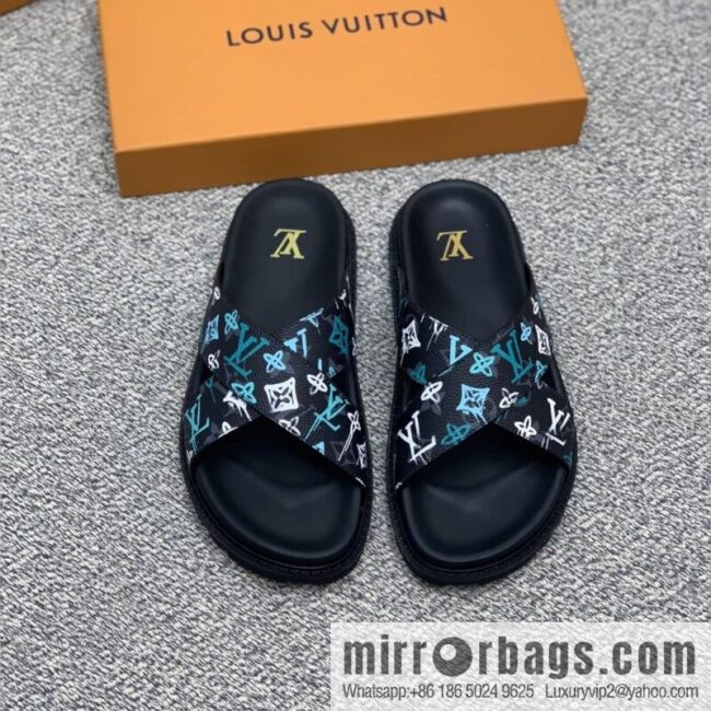 LV/Louis Vuitton features classic PVC men\'s sandals with black outsoles