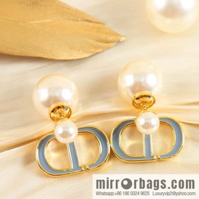 New ☑️ Dior size pearl CD stud earrings