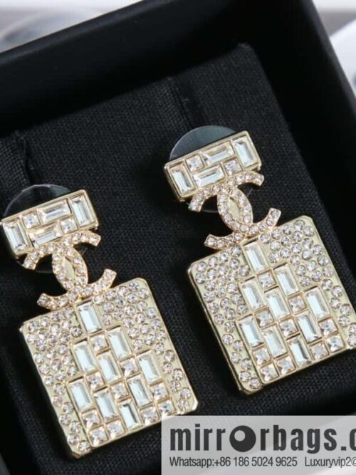 wsxc1679399519762_0-800x8000yfmq252s1x186677_20250708215208.jpg New ☑️ Chanel double c full diamond perfume bottle necklace