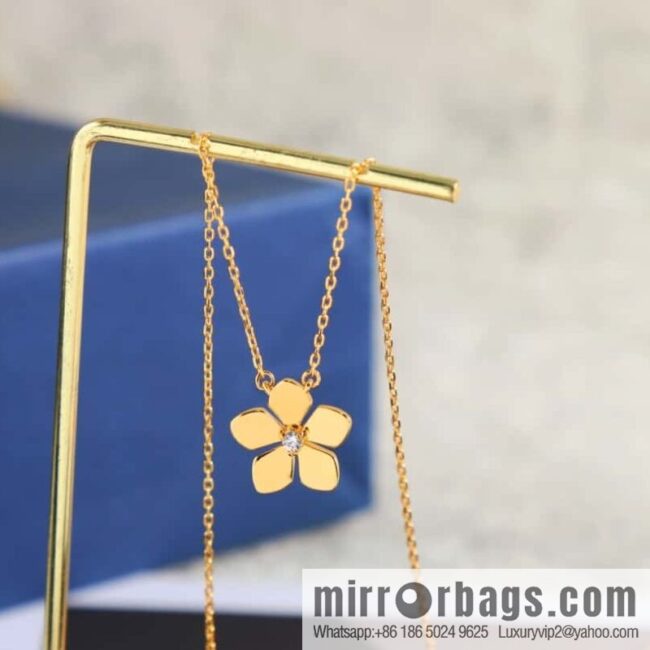 GRAFF Glossy flower necklace