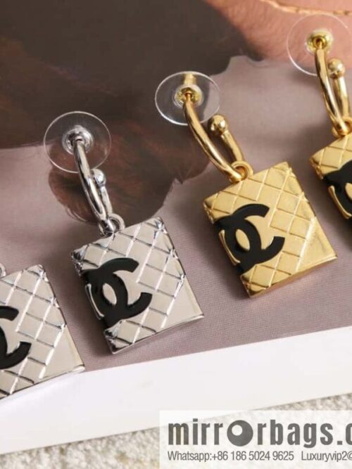 wsxc1679660024331_0-800x800eeda5stgfac183211_20250708201143.jpg New ☑️ Chanel medieval series c2 diamond double c stud earrings