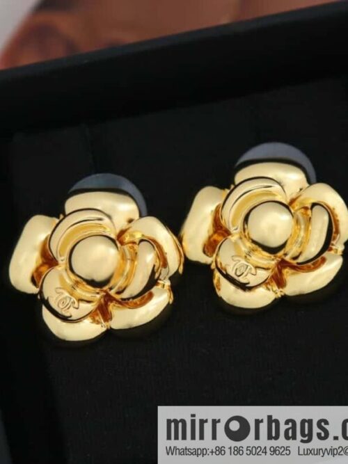 wsxc1679660025424_0-800x800zctsxvk3udx183200_20250708201124.jpg New ☑️ Chanel medieval series c1 gold camellia stud earrings