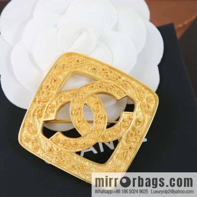 New ☑️ Chanel medieval series gold rhombus double c brooch