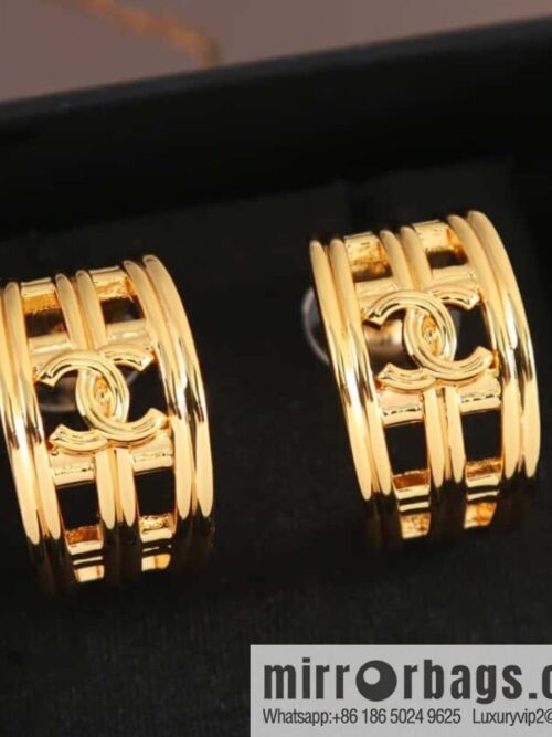wsxc1679918370858_3-800x800hombzksdp2l182969_20250708200452.jpg New ☑️ Chanel medieval series gold semi-round double c cut-out earrings