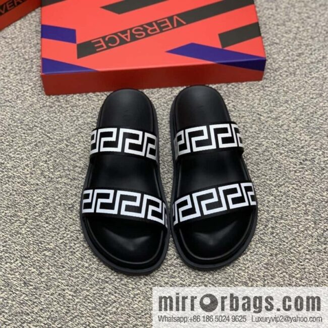 Versace uses black calfskin men\'s sandals
